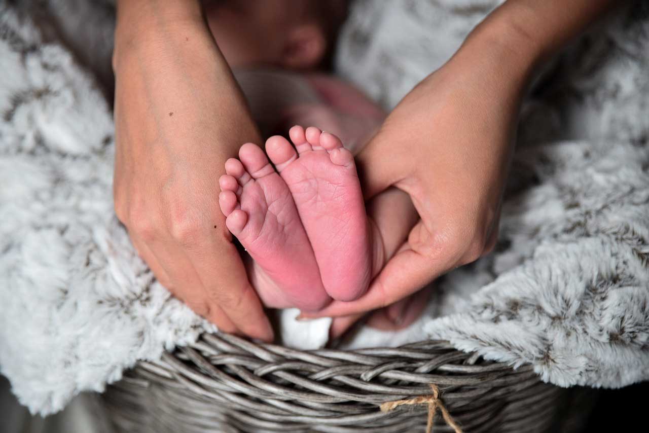 Newborn photography tips: 18 Tuck in legs