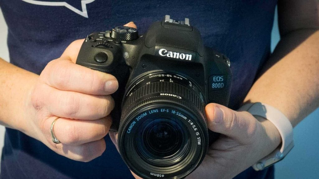 Canon 800D / Rebel T7i review: being held