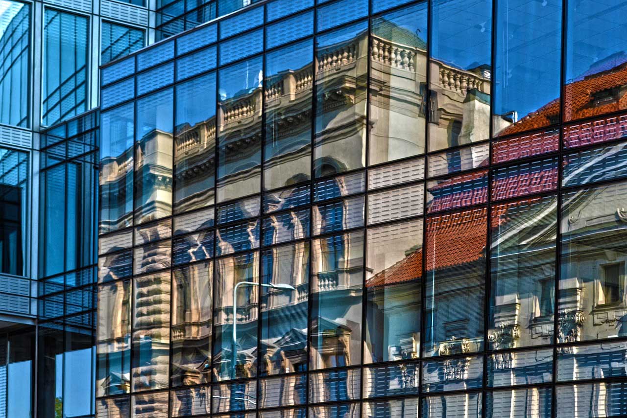 How to photograph a reflection in the city