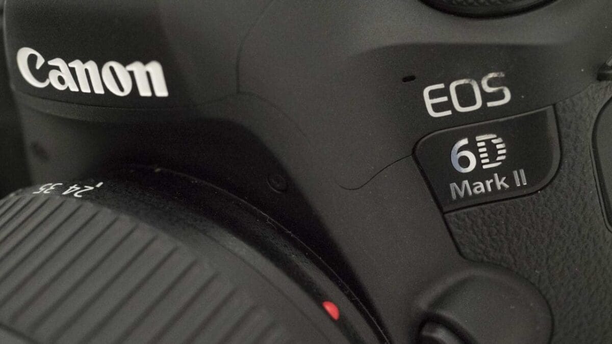 Canon EOS 6D Mark II Review: Badge