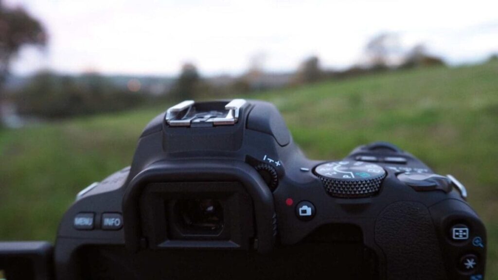 How to set up a timelapse on the Canon EOS 200D / Rebel SL2: video record button