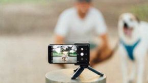 Adonit PhotoGrip is a tripod for smartphones, with Bluetooth shutter
