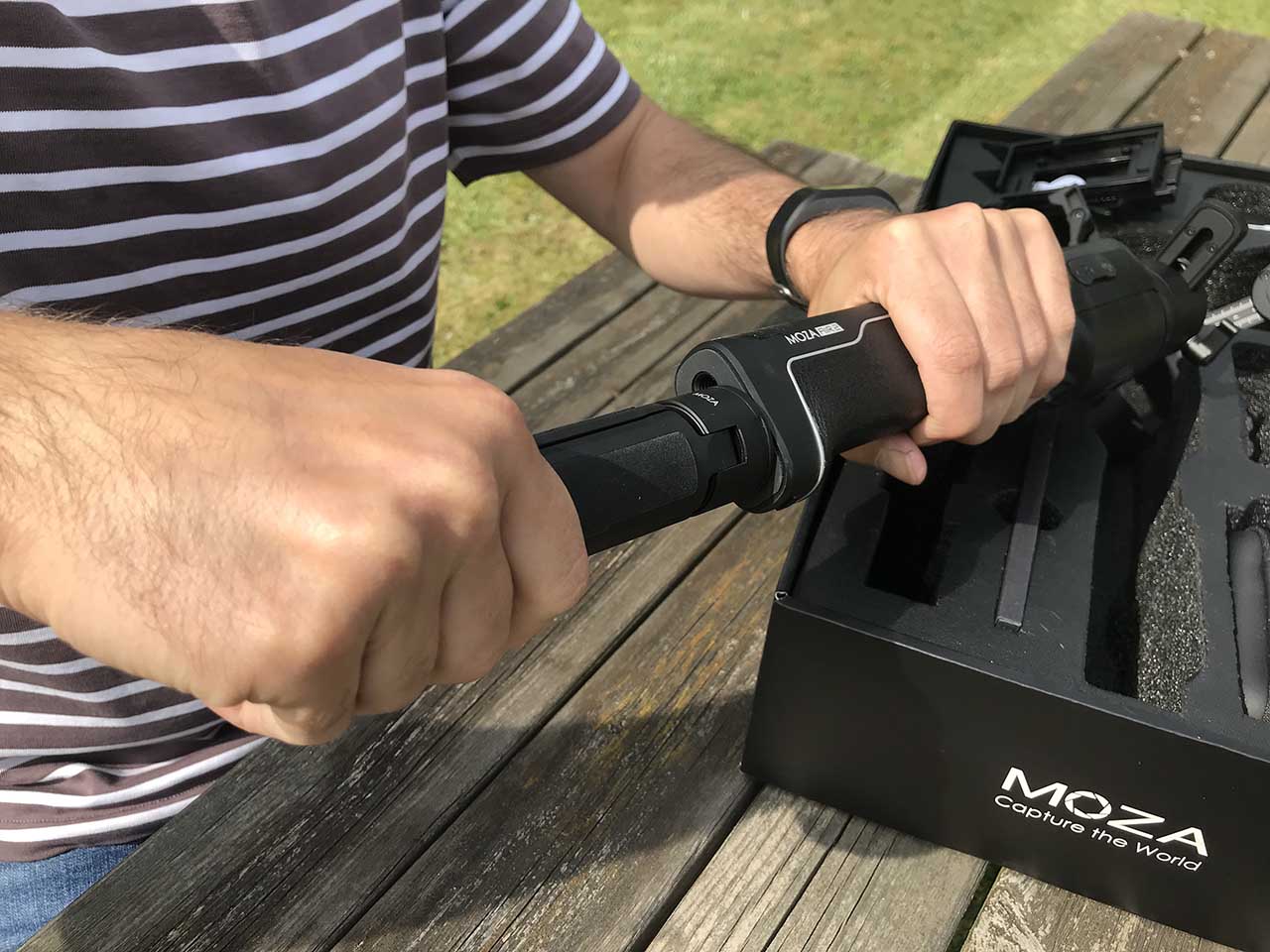 How to balance your camera on the Gudsen Moza Air 2: 01 attach mini tripod