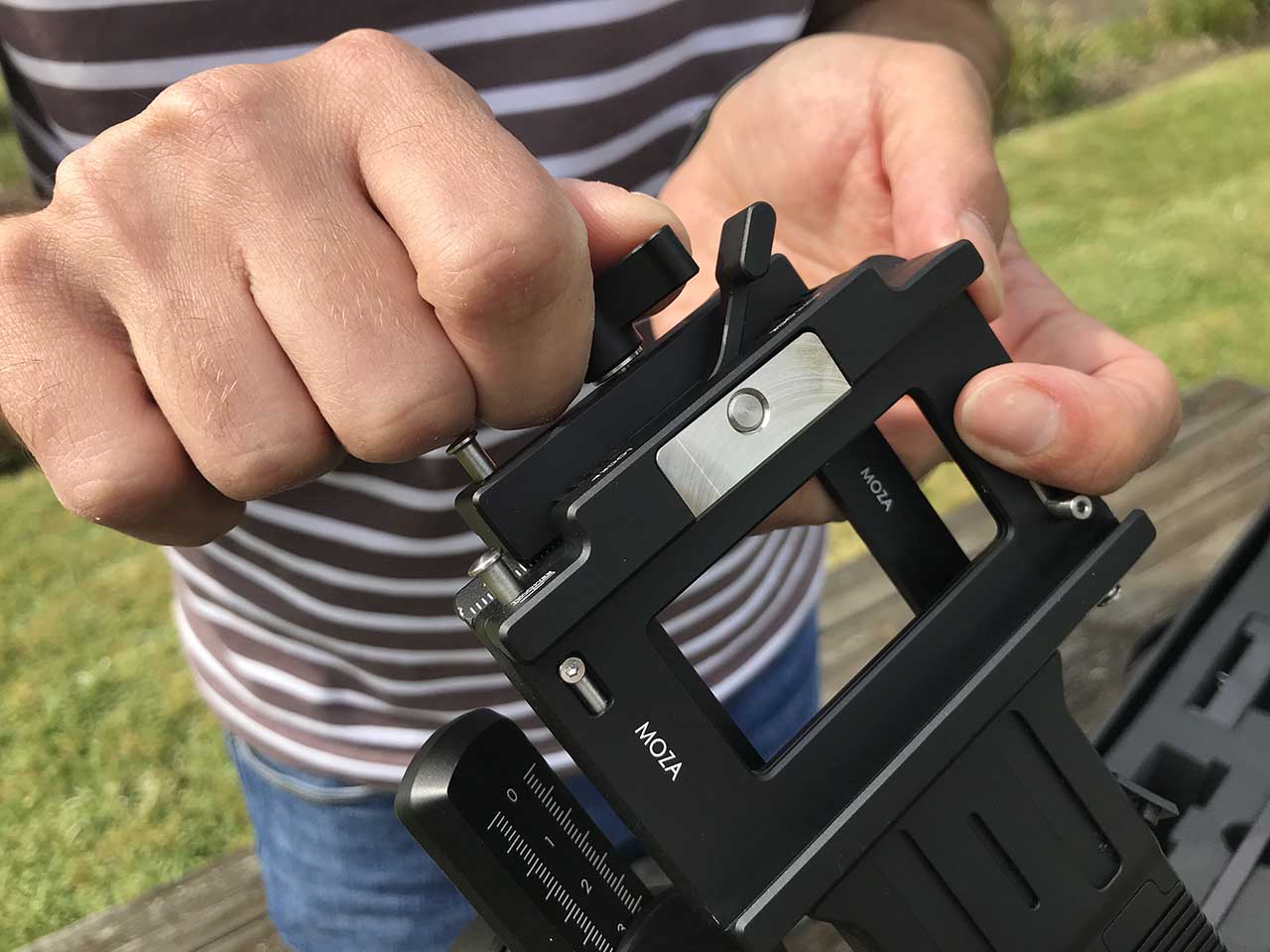 How to balance your camera on the Gudsen Moza Air 2: 02 attach quick release plate