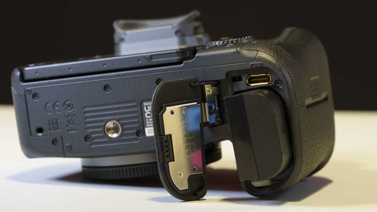 Canon EOS R6 II -  battery compartment