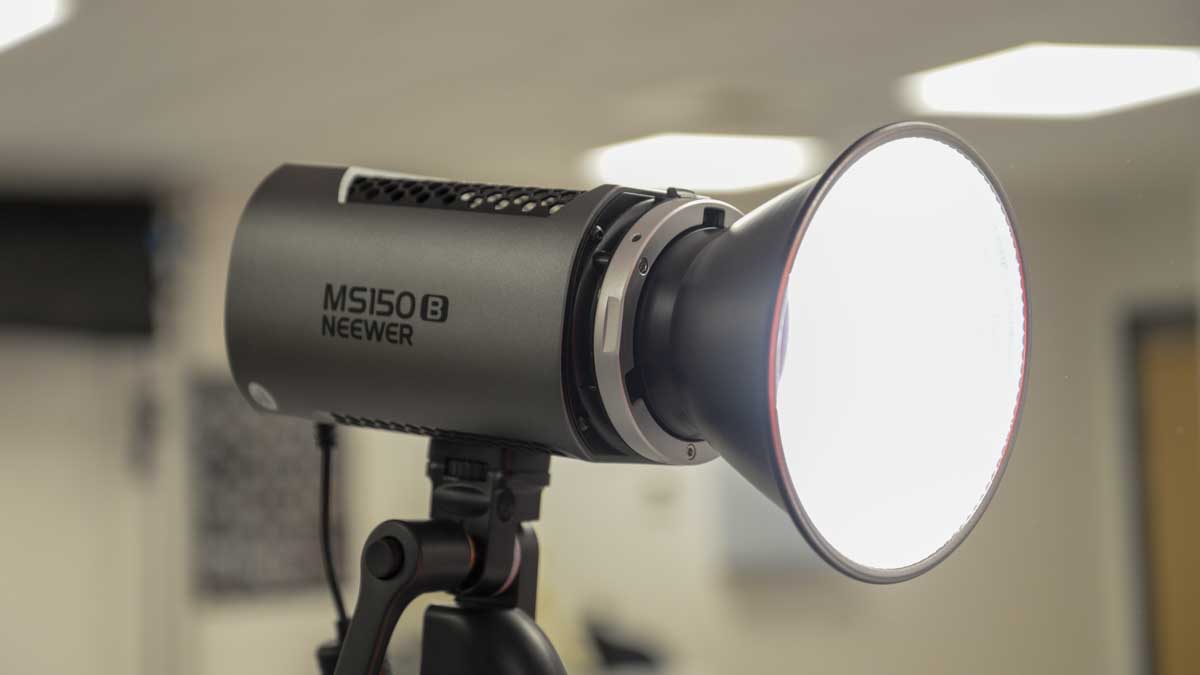 Neewer MS150B Bi-Color LED on power