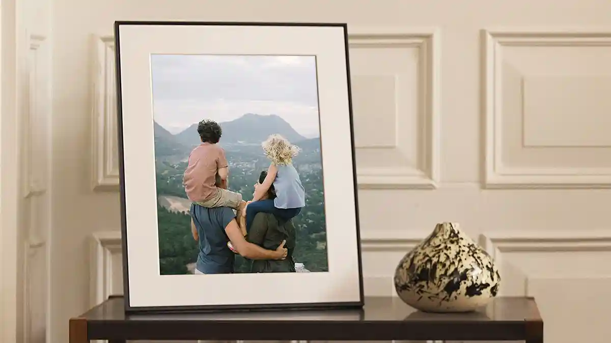 Aura Walden smart frame