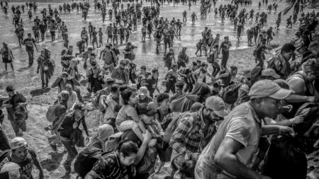 Hundreds of Mexican people attempt to enter the US by crossing a river