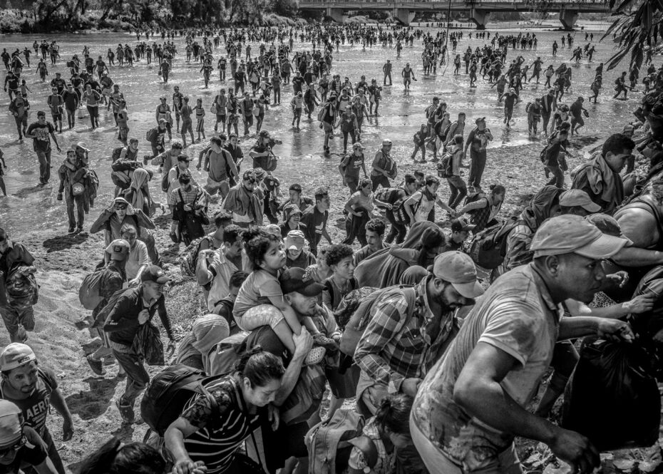 Hundreds of Mexican people attempt to enter the US by crossing a river