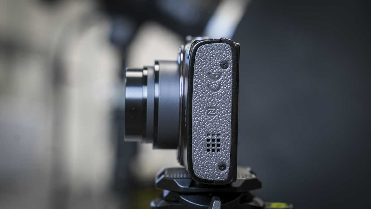 Canon IXUS 285 HS Review side