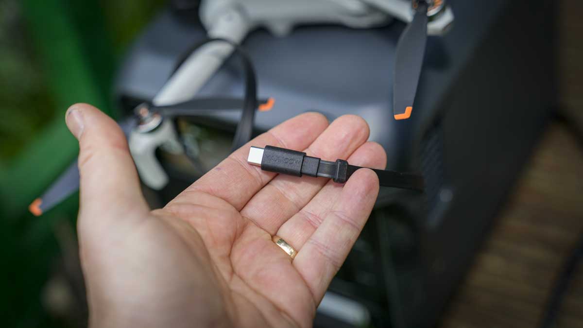 DJI Power 1000 Mini Review - Retractable Cable